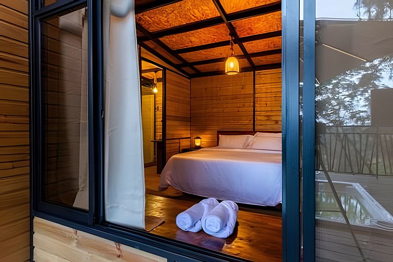 Cabaña en el bosque con jacuzzi y vista al embalse