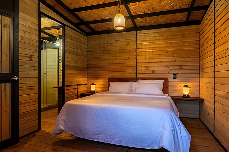 Cabaña en el bosque con jacuzzi y vista al embalse