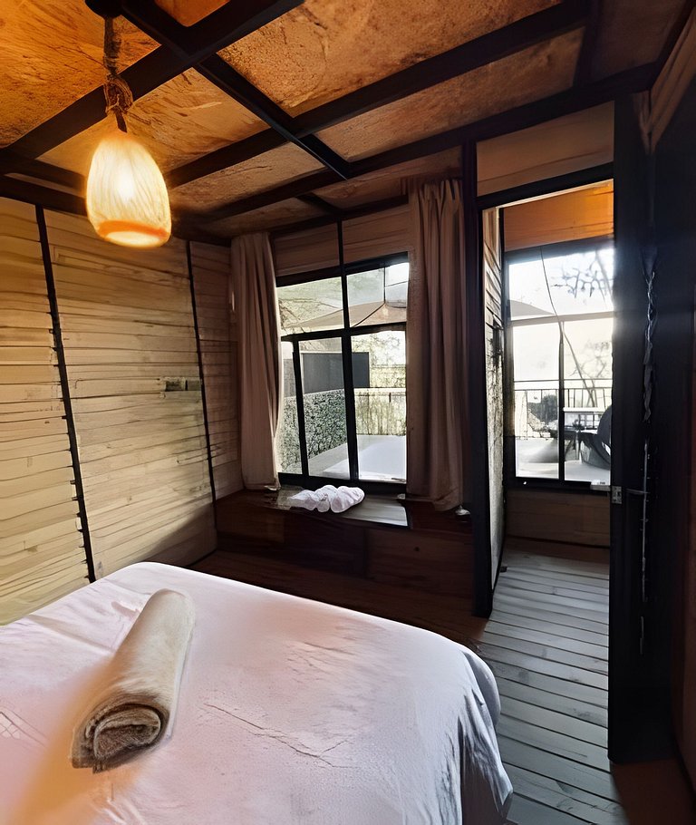 Cabaña en el bosque con jacuzzi y vista al embalse