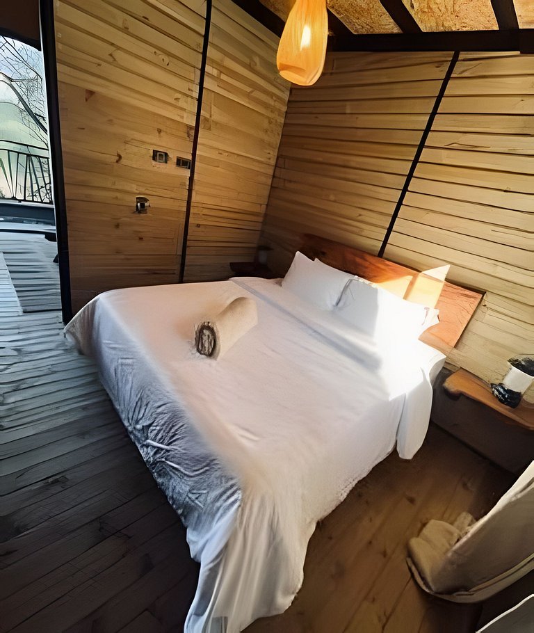 Cabaña en el bosque con jacuzzi y vista al embalse