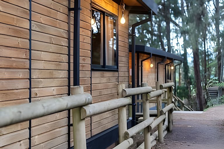 Cabaña en el bosque con jacuzzi y vista al embalse