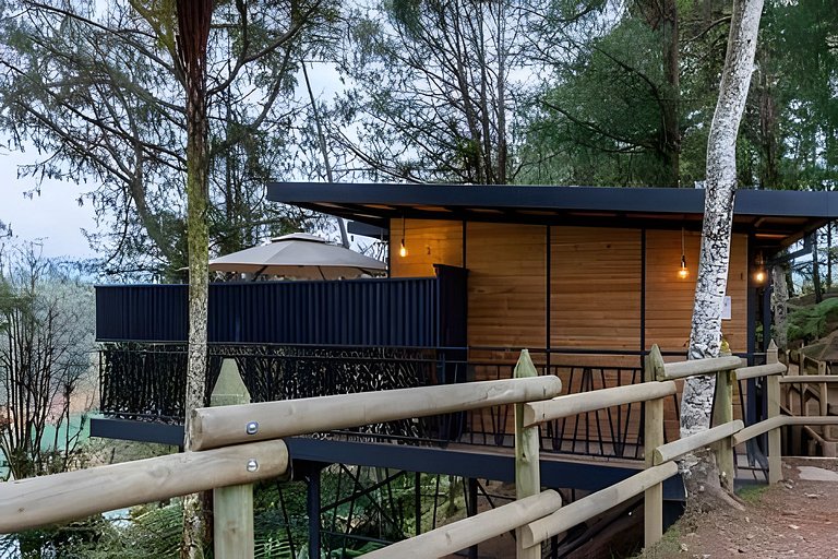 Cabaña en el bosque con jacuzzi y vista al embalse