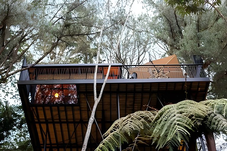Cabaña en el bosque con jacuzzi y vista al embalse