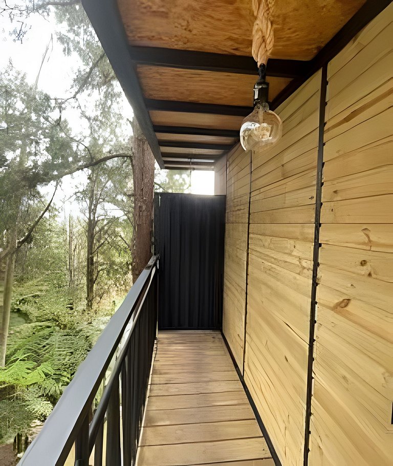 Cabaña en el bosque con jacuzzi y vista al embalse