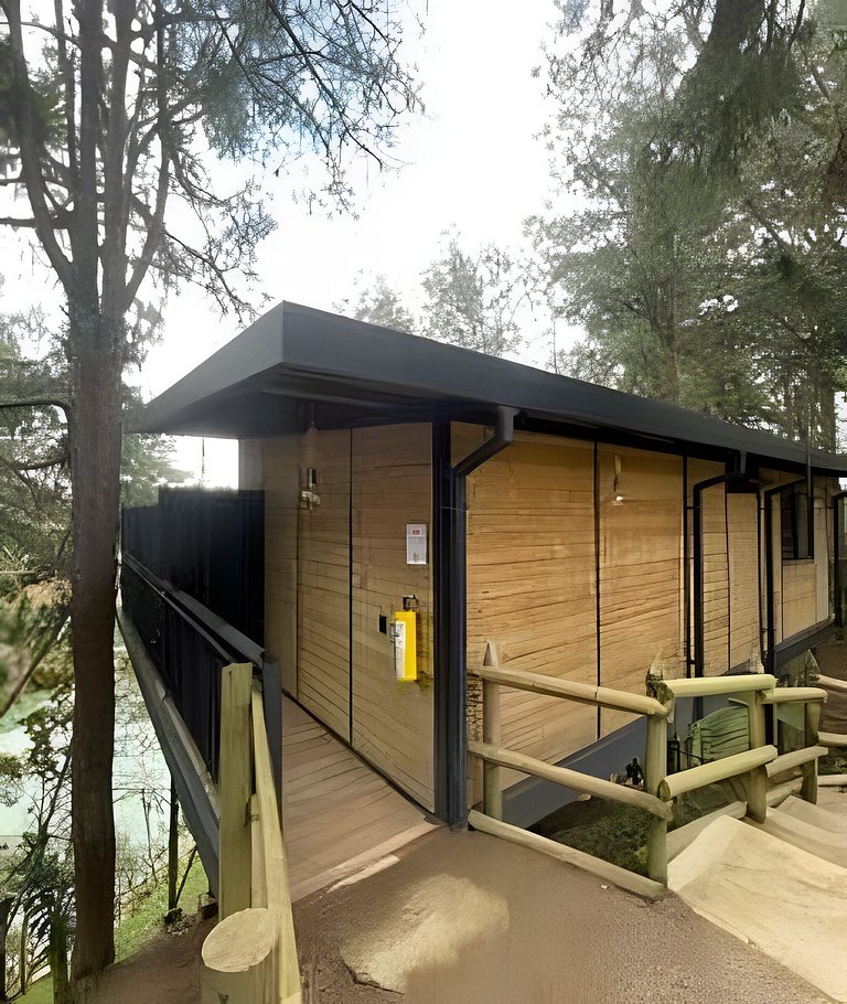 Cabaña en el bosque con jacuzzi y vista al embalse